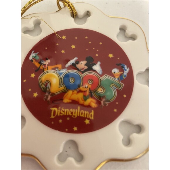 Disneyland 2005 Collectors Snowflake Ornament Authentic Disney Parks Pixar - Picture 2 of 6